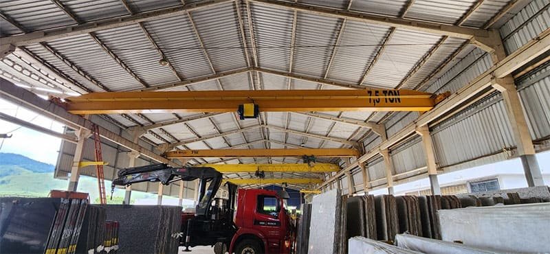 Caminhão em um depósito com os barramentos sem emenda em cima